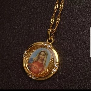 NWOT GOLD PLATED VIRGIN MARY PENDANT AND NECKLACE